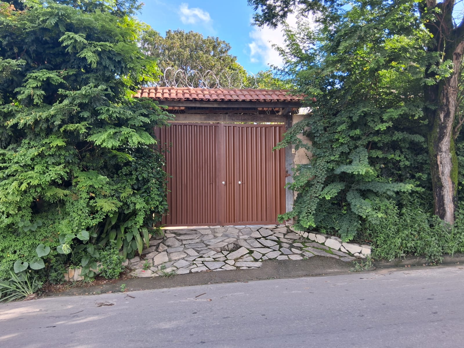 Entrada segura e discreta da clínica de reabilitação Recanto Serrana