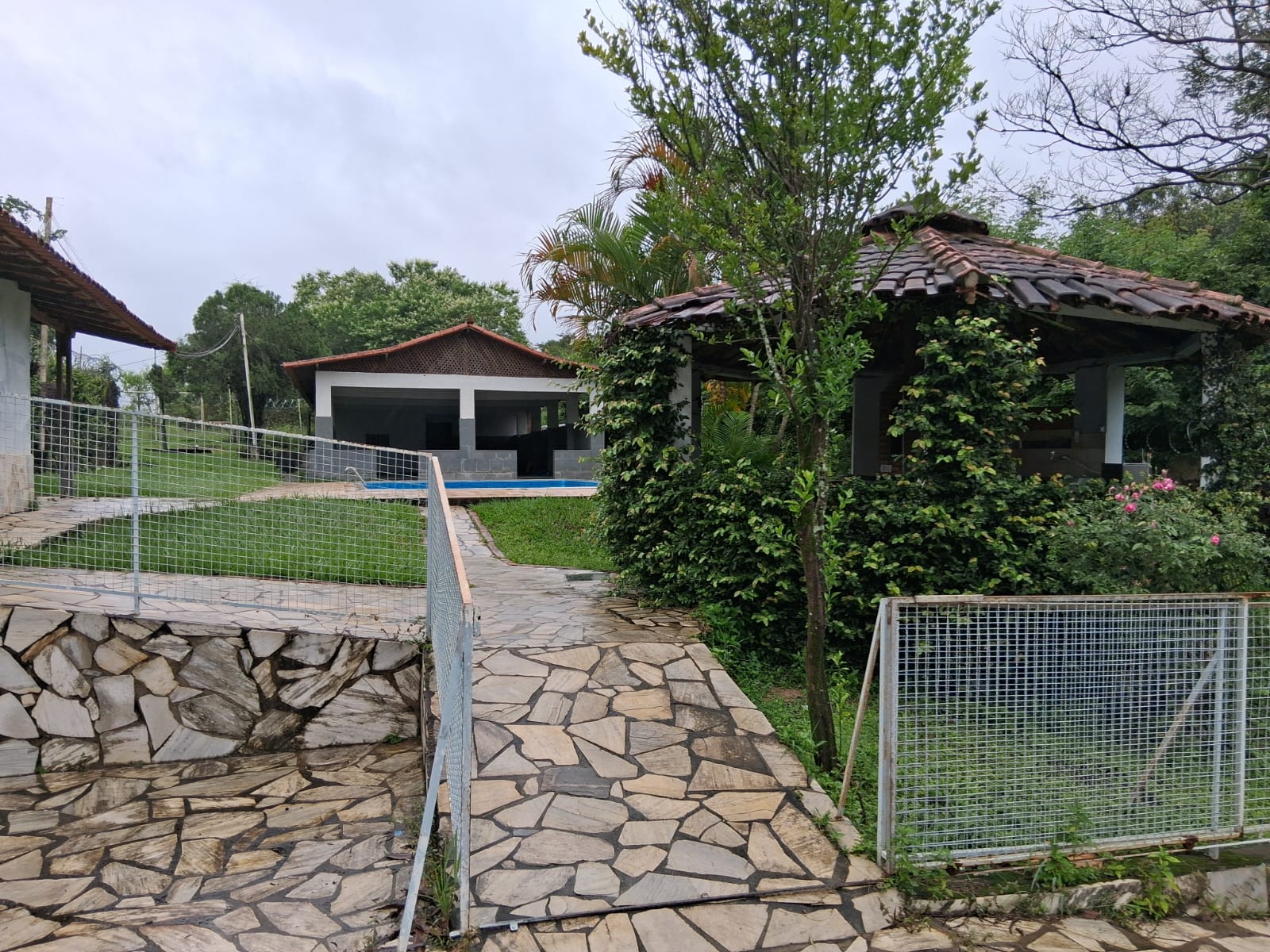 Área externa com piscina e quiosques da clínica de reabilitação