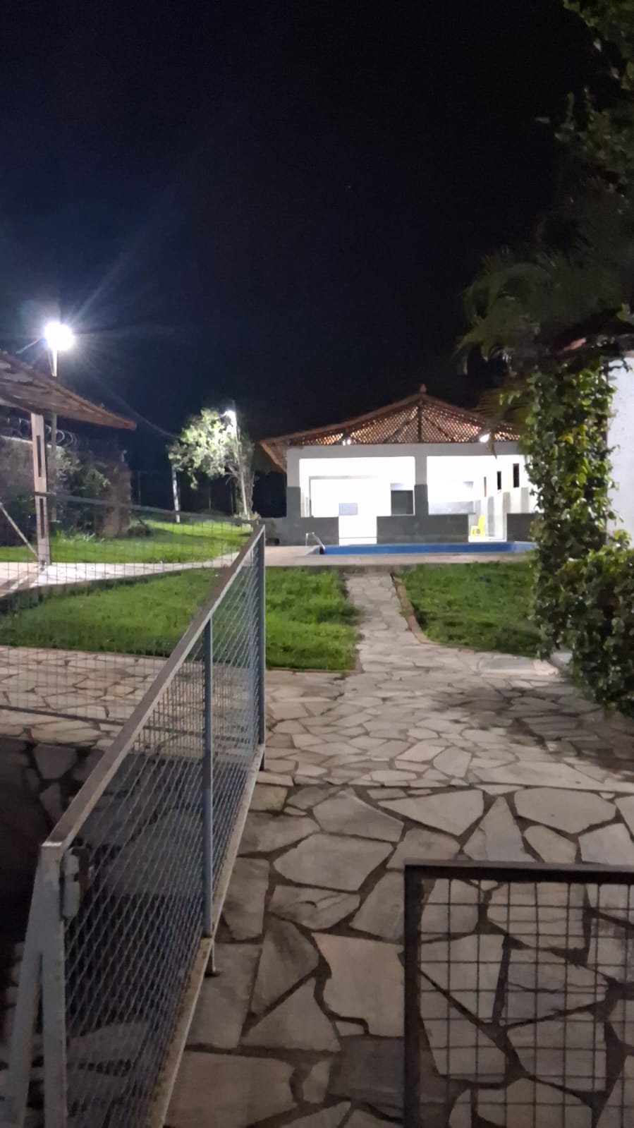 Vista noturna iluminada da chácara terapêutica