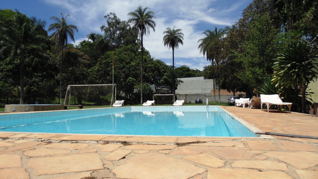 Piscina e área de lazer da clínica de reabilitação em Nova Serrana