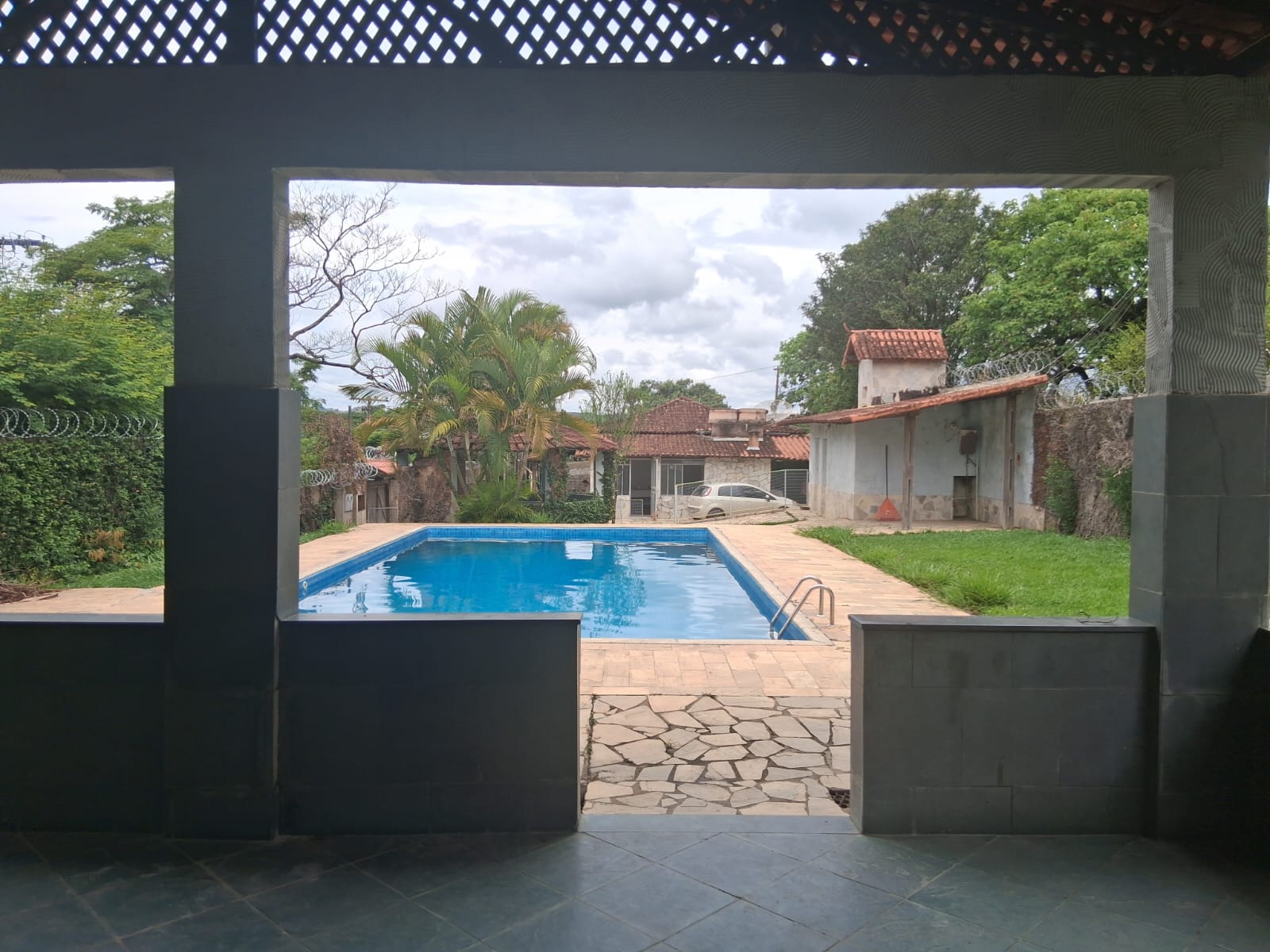 Vista da piscina a partir do quiosque terapêutico da clínica